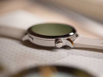 Eine Nahaufnahme der OnePlus Watch 3, die ihr schlankes Design und das runde Display zeigt.