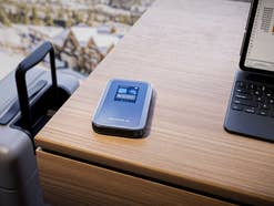 Netgear Nighthawk 5G M7 Mobile liegt auf einem Tisch