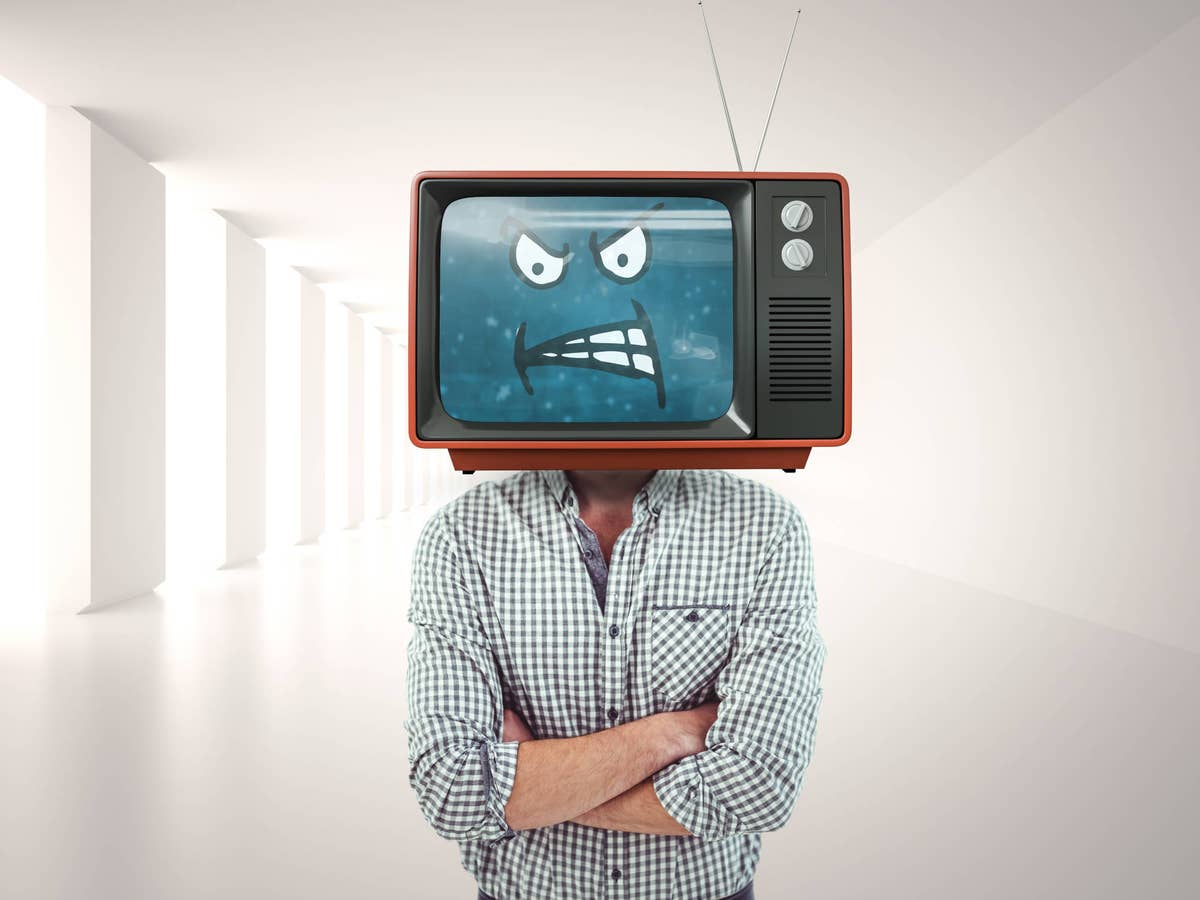 Mann mit Fernseher vor dem Kopf, auf dem ein wütender Smiley zu sehen ist.