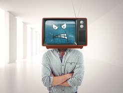 Mann mit Fernseher vor dem Kopf, auf dem ein wütender Smiley zu sehen ist.