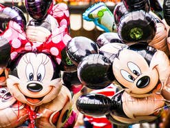 Disneys Micky Mouse als Luftballons
