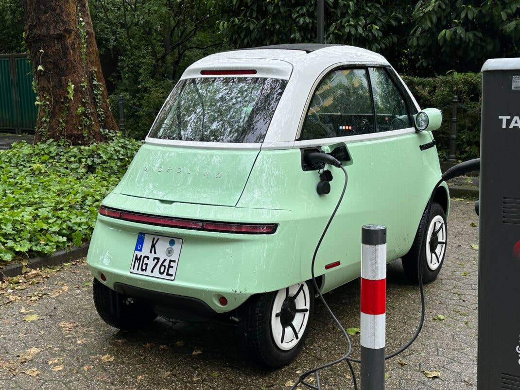 Der Microlino kann zu Hause oder an der Ladesäule geladen werden.