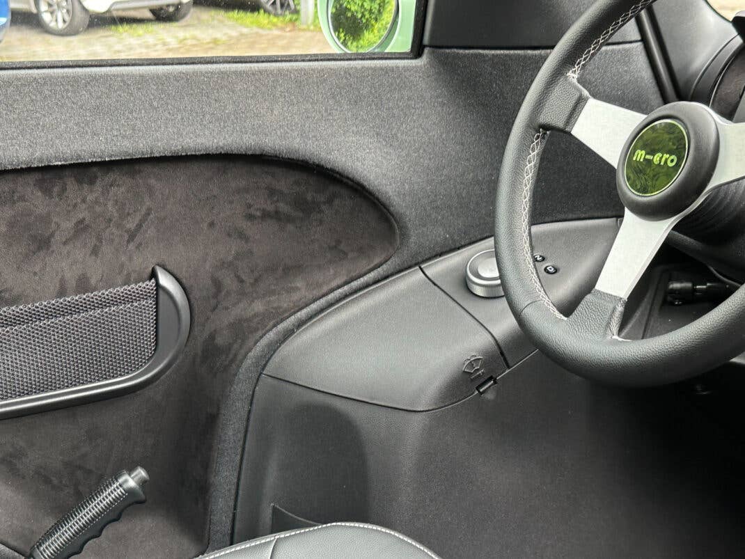 Die Handbremse des Microlinos versteckt sich neben dem Fahrersitz.