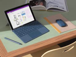 Microsoft Laptop auf einem Schreibtisch mit Windows