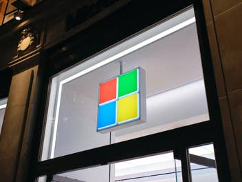 Das Microsoft Logo an einem Haus.