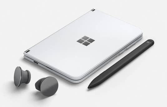 Das Surface Duo von Microsoft zugeklappt auf einem Schreibtisch