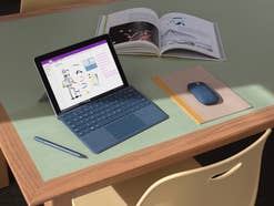 Microsoft Surface Go - Tablet auf einem Schreibtisch