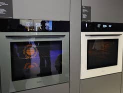 Midea Einbaubackofen der SpaceMaster Serie frontal in grau und weiß