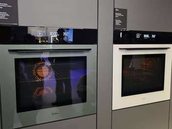 Midea Einbaubackofen der SpaceMaster Serie frontal in grau und weiß