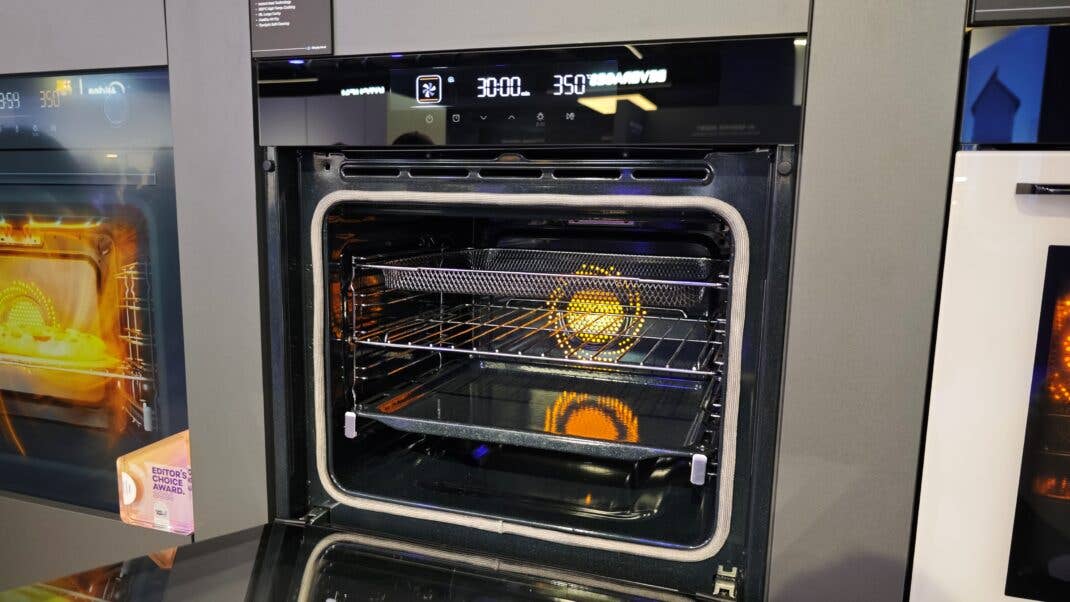 Midea Einbaubackofen der SpaceMaster Serie frontal, Tür geöffnet mit Blick auf das Innenleben