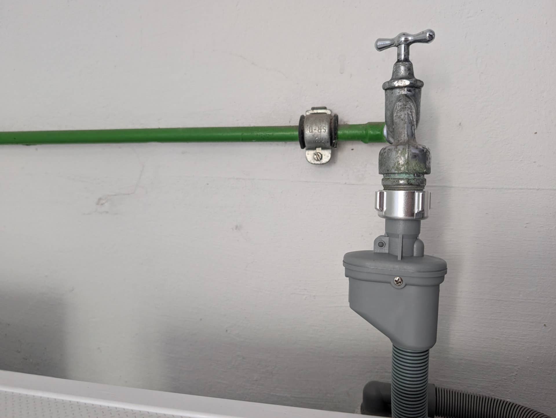 Anschluss einer Waschmaschine an einen Wasserhahn