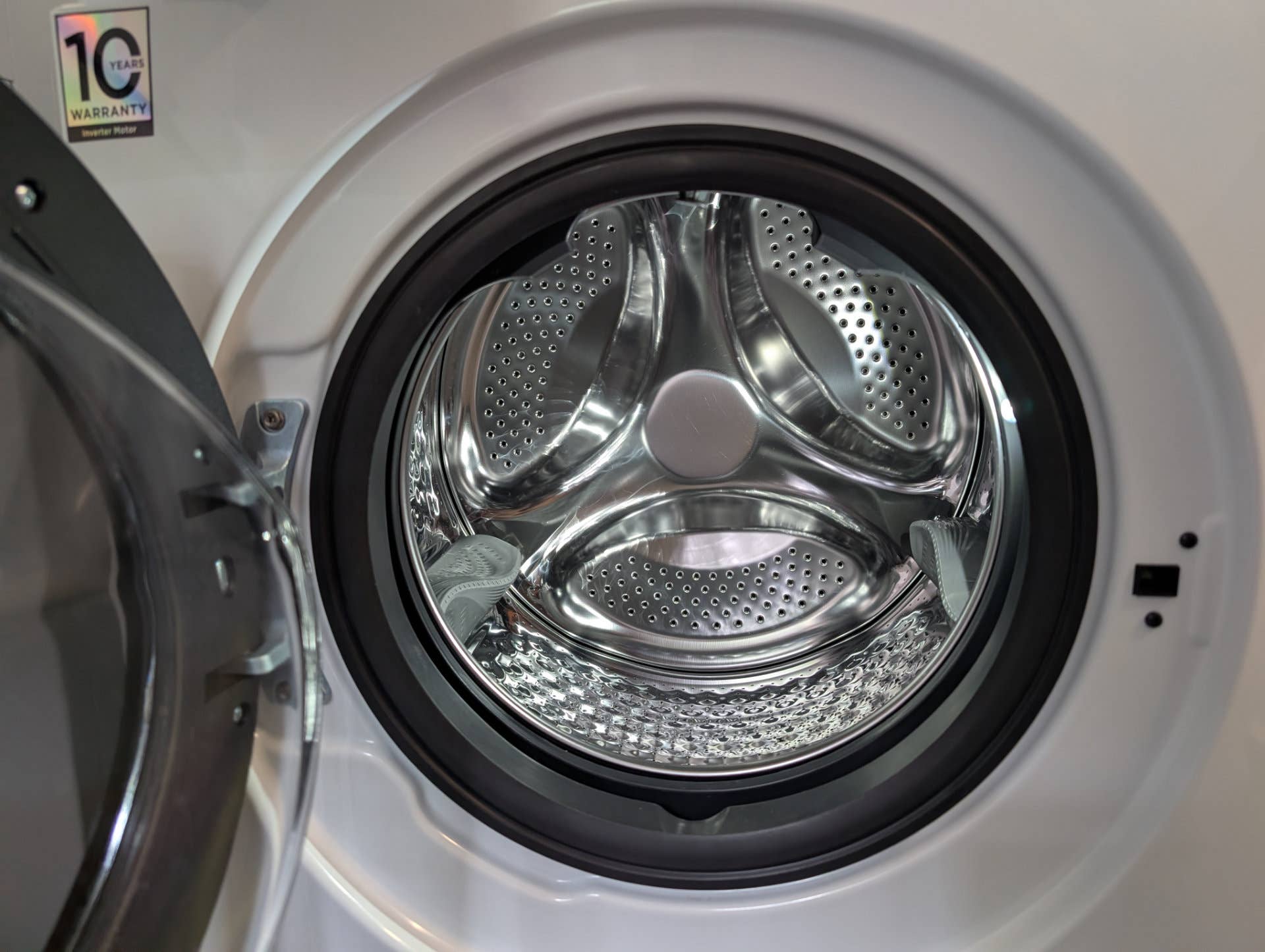 Blick in die Trommel der Midea V3 Waschmaschine