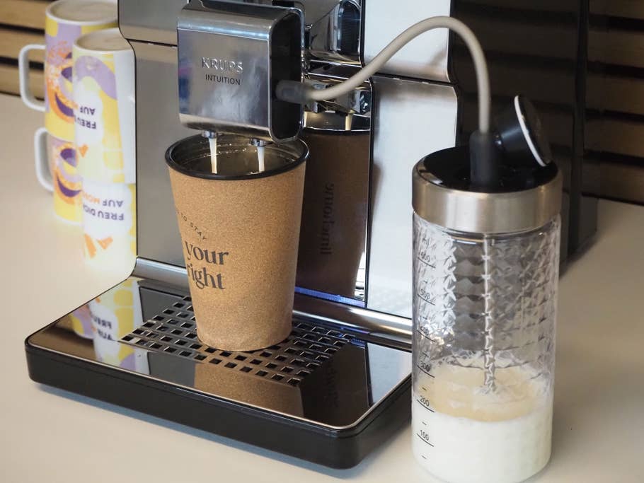 Das Milchsystem der Krups-Kaffeemaschine im Einsatz