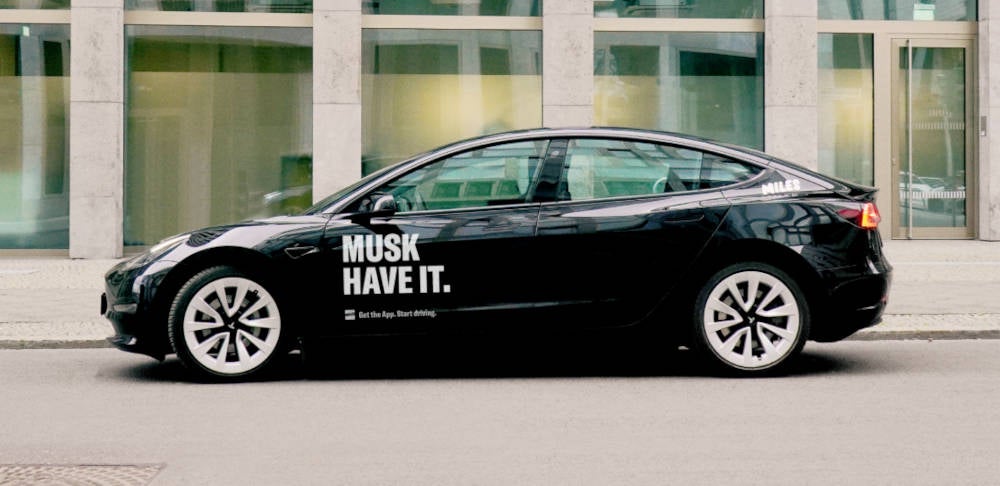 Tesla Model 3 im Miles-Branding.