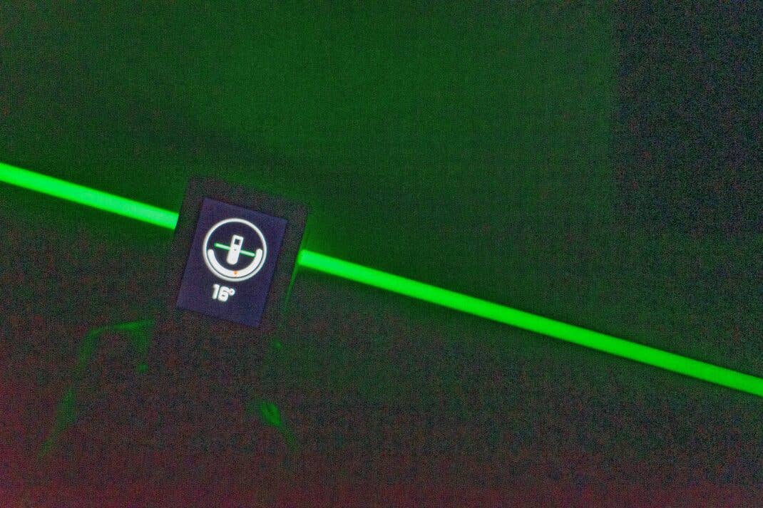 Der grüne Laserstrahl des Mileseey XTape 1