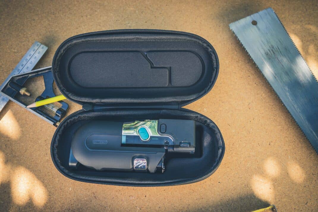 Der Akku hält 7 Stunden. Eine Batterieanzeige fehlt leider, dafür ist ein Case dabei