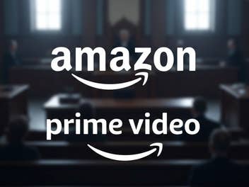 Logos von Amazon und Prime Video in einem Gerichtssaal.
