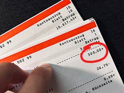 Millionen Deutsche bekommen jetzt 300 Euro aufs Konto: So kommt man an das Geld
