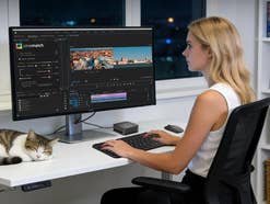 Eine Frau arbeitet an einem Computer