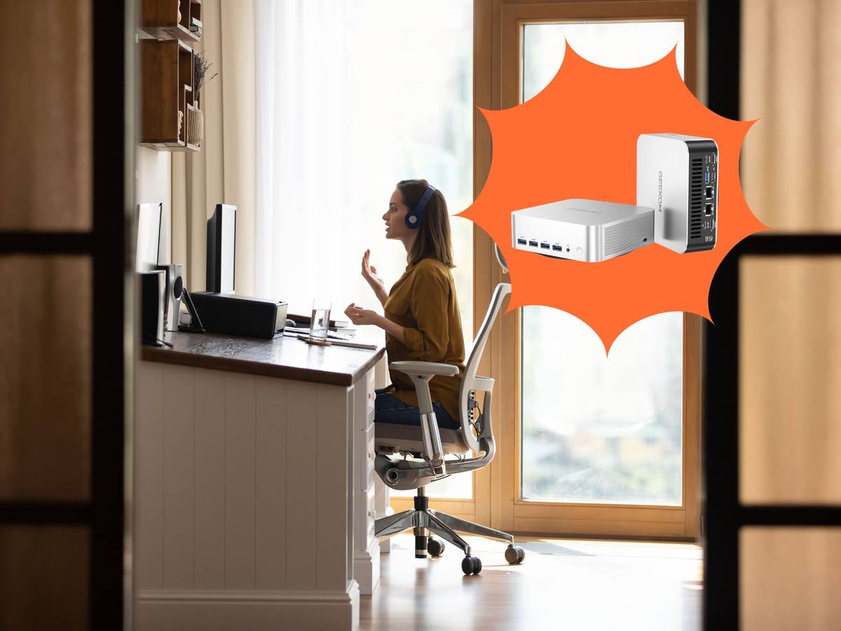 Frau sitzt vor einem Schreibtisch im Homeoffice