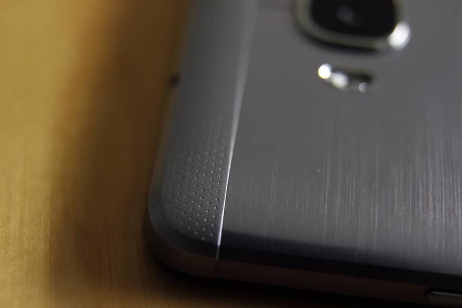Mit einer Tiefe von etwa 8 Millimetern gehört es nicht zu dünnsten Phablets auf dem Markt