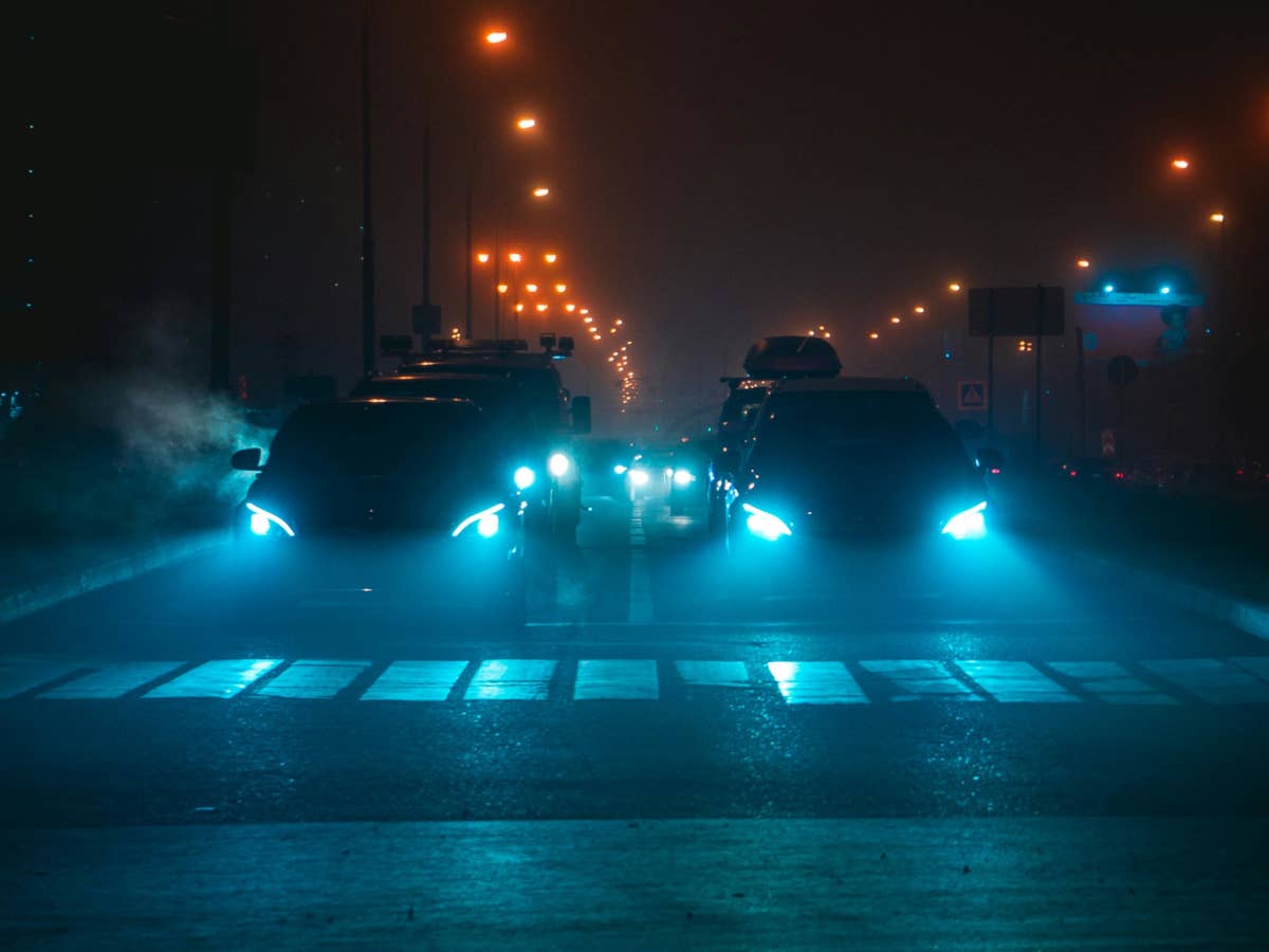Mit voller Wucht: E-Auto zertrümmert Diesel und Benziner