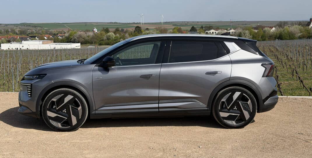 Mitsubishi Eclipse Cross in der Seitenansicht.