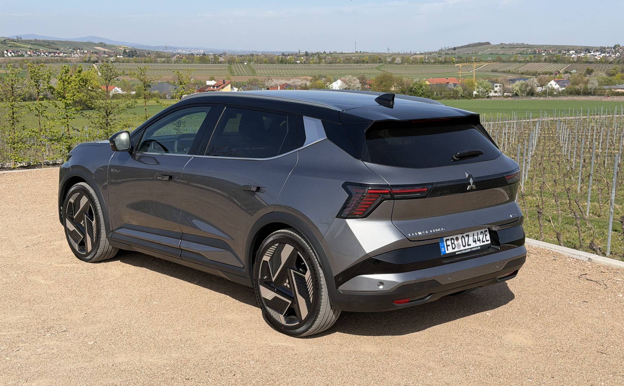 Mitsubishi Eclipse Cross in der seitlichen Heckansicht.