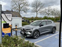 Mitsubishi Eclipse Cross an einer Ladesäule geparkt.