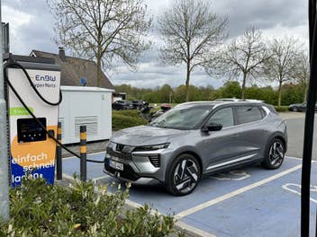 Mitsubishi Eclipse Cross an einer Ladesäule geparkt.