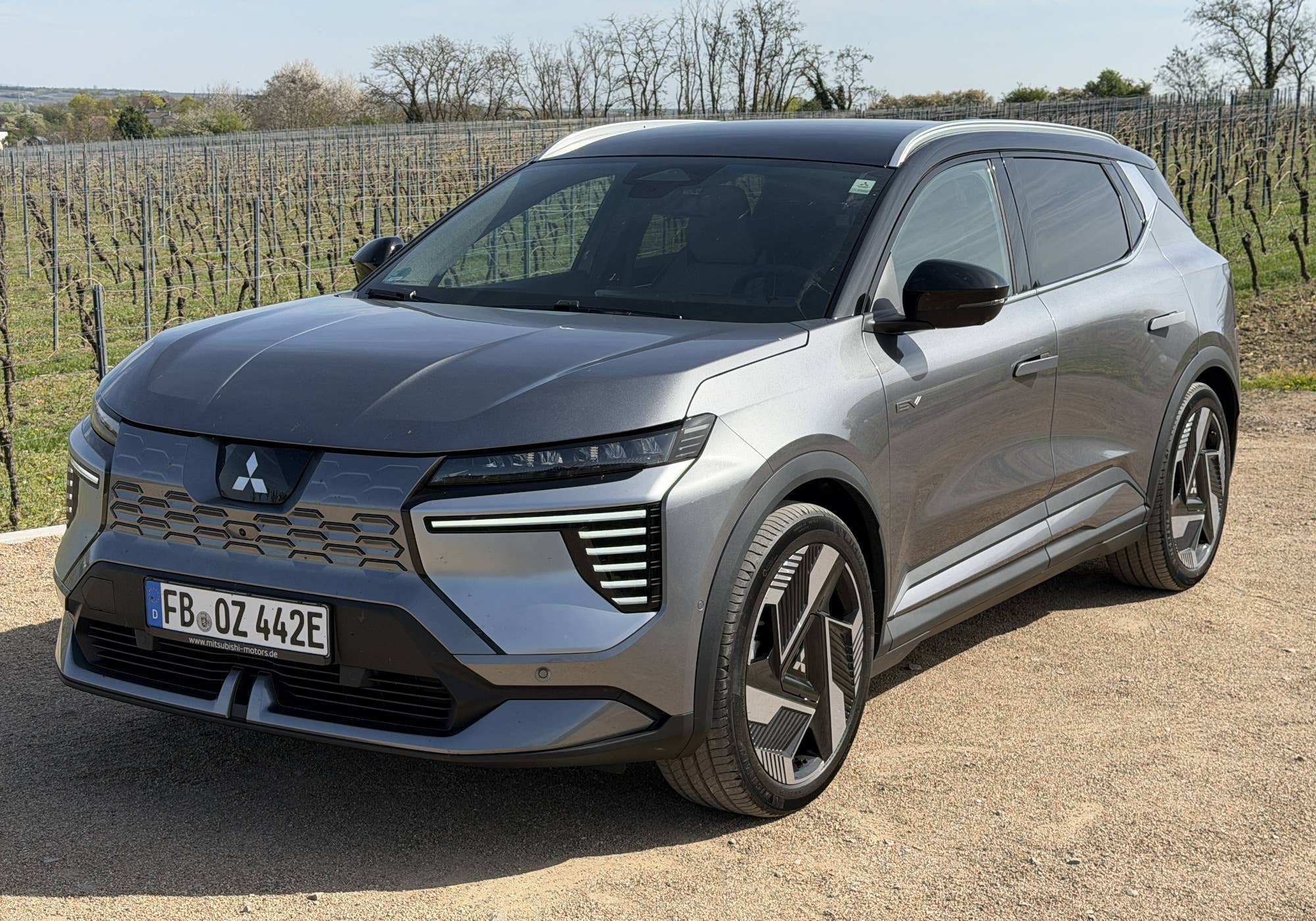 Mitsubishi Eclipse Cross in der seitlichen Frontansicht.