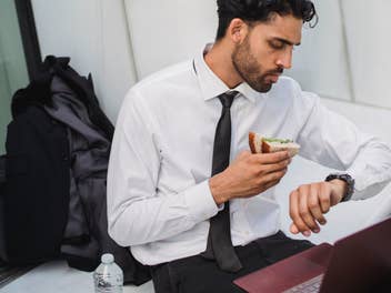 Mittagspause war Arbeitszeit: Beschäftigten fehlen 2.200 Euro im Jahr