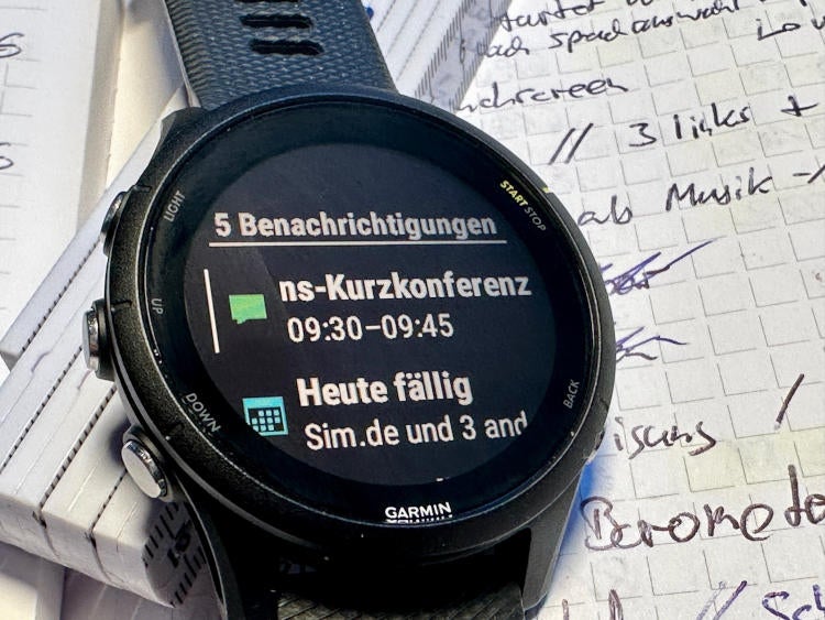 Mitteilungszentrale auf der Garmin Forerunner 255.