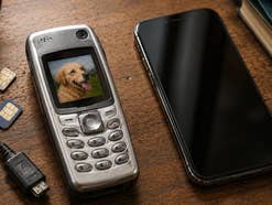 Ein Handy mit einem pixeligen MMS-Bild