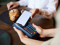 Mobile Payment mit Google Pay / Apple Pay im Café
