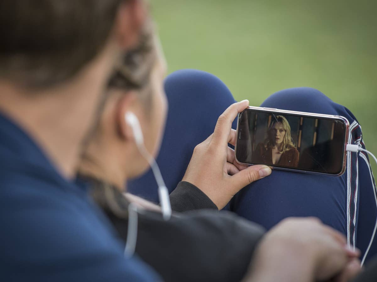 Eine Person schaut ein Video auf einem Smartphone