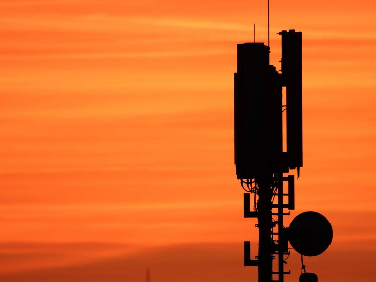 Mobilfunk-Antenne Eine Mobilfunkantenne, im Hintergrund ein roter Himmel von einem Sonnenuntergang