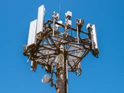 Mobilufnk-Antenne vor blauem Himmel.