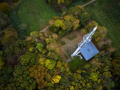 Cell Broadcast für Warnungen der Bevölkerung kommt nach Deutschland Mobilfunk-Basisstation aus der Luft fotografiert.