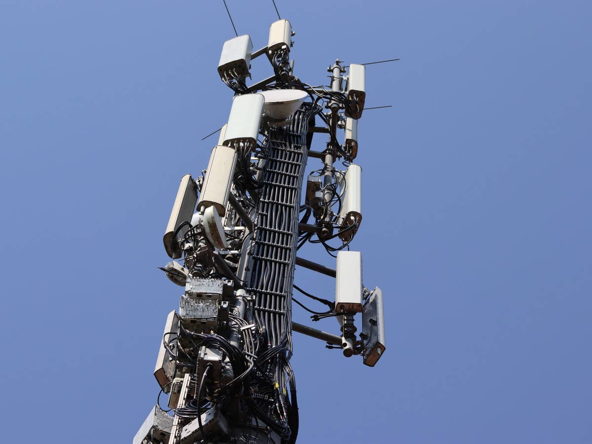 Ein Mobilfunkmast mit vielen Antennen