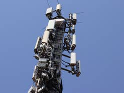 Ein Mobilfunkmast mit vielen Antennen