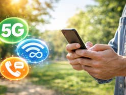 Ein Handy das genutzt wird vor einem grünen Hintergrund und verschiednen Icons