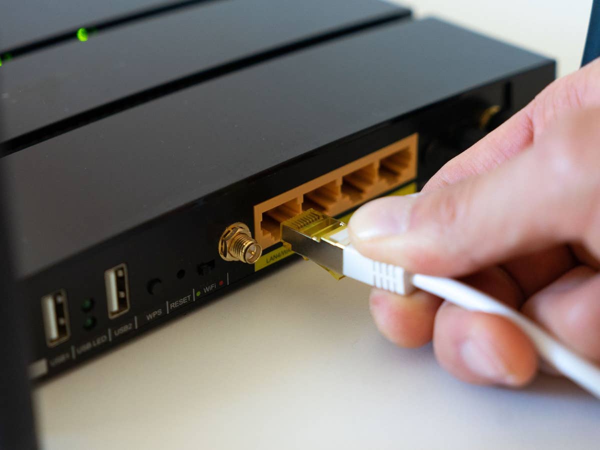 DSL-Abschaltung: Die Bundesregierung bremst Ein Router mit einem Netzwerkkabel