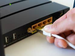 Ein Router mit einem Netzwerkkabel