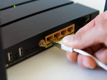 Ein Router mit einem Netzwerkkabel