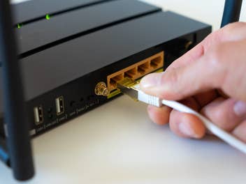 Ein WLAN-Modem mit einem Netzwerkkabel