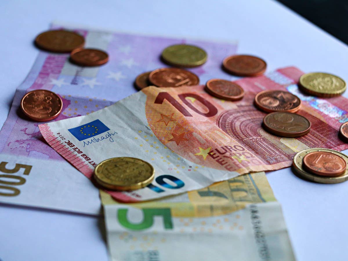 Euro-Scheine und Münzen liegen auf einem Tisch