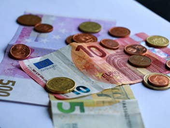 Euro-Scheine und Münzen liegen auf einem Tisch