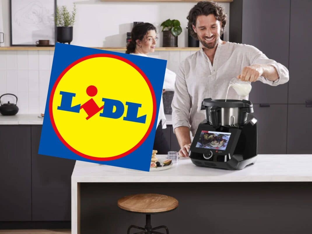 Mann und Frau stehen in einer Küche und benutzen den Monsieur Cuisine