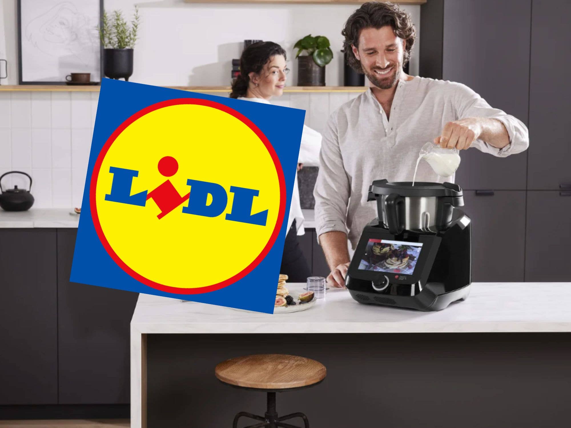 Mann und Frau stehen in einer Küche und benutzen den Monsieur Cuisine